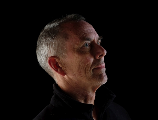 Скулпторът Антъни Хау