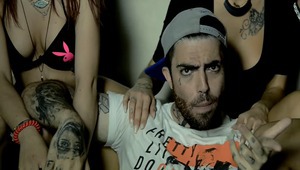 Гръцкият рапър Тус в новата му песен "Българки"