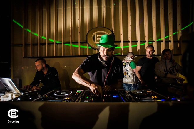 Sandi rivera zad pulta v kakao biych klub