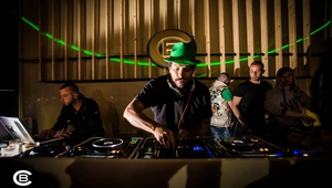 Санди Ривера зад пулта в "Какао бийч клуб"