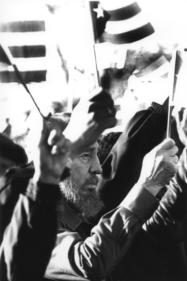 Фидел Кастро с кубинското знаме на митинг