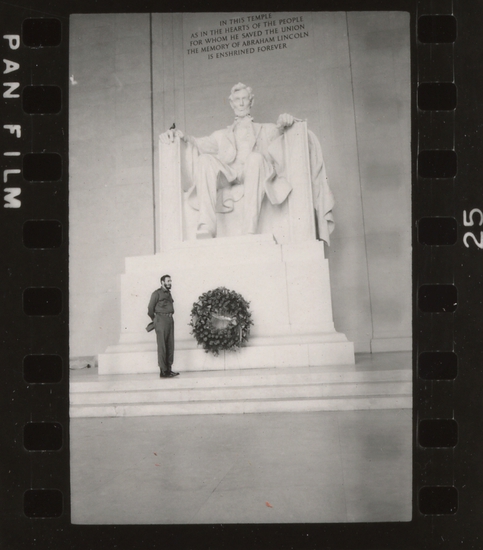 Фидел Кастро край паметника на Линкълн във Вашингтон