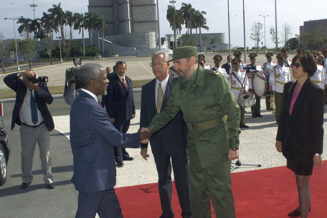 Фидел Кастро посреща Кофи Анан в Хавана