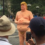 Статуя на голия Тръмп
