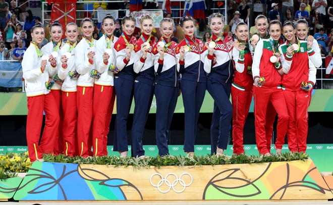 "Златните момичета" на почетната стълбичка в Рио