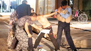 Иракската полиция сваля колан с експлозиви от момче