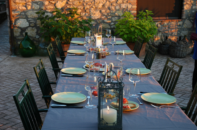 Маса, подредена за вечеря