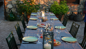 Маса, подредена за вечеря