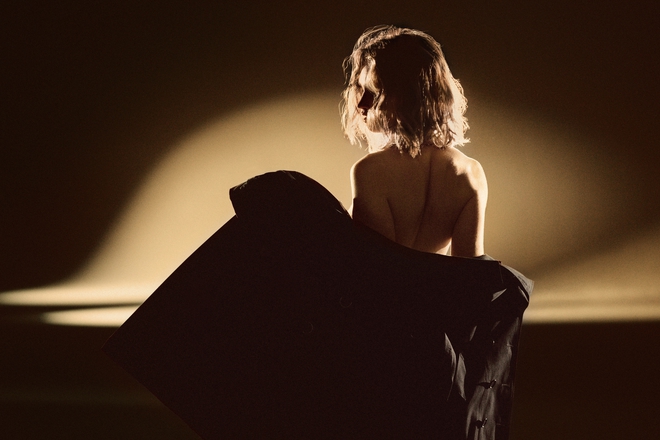 Lili dzheyms se sablicha v reklama na parfyum