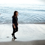 Натали Портман и Крисчън Бейл на брега