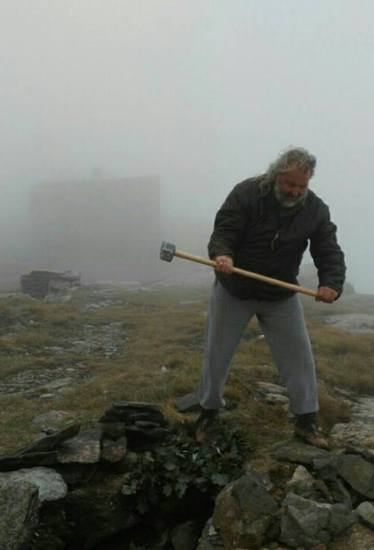 Миленко Неделовски разбива с чук паметната плоча на връх Каймак-Чалан