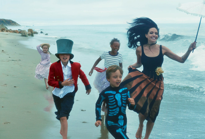 Анджелина с децата на плажа