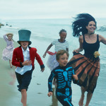 Анджелина с децата на плажа