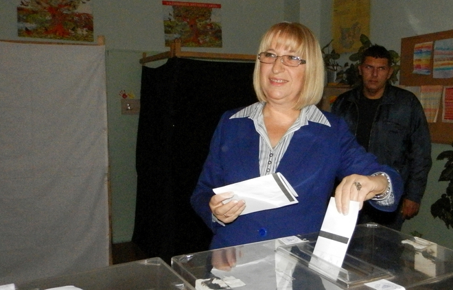 Цецка Цачева гласува на местните избори в Плевен