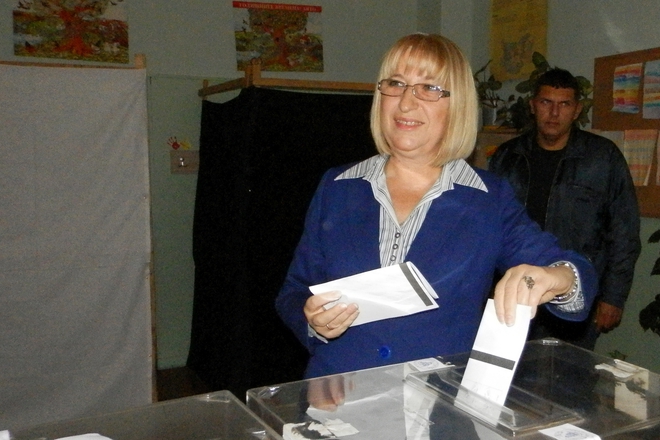 Tsetska tsacheva glasuva na mestnite izbori v pleven