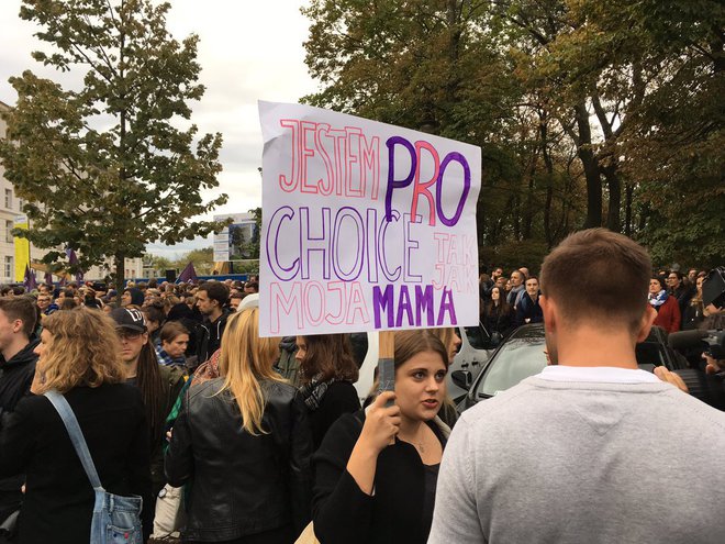 Масови протести в Полша срещу опита за забрана на абортите