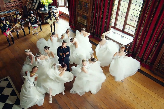 Robi uilyams v klipa si party like a russian