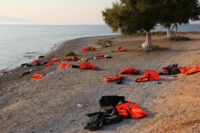 Spasitelni zhiletki zahvarleni po brega na lesbos
