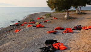 Спасителни жилетки, захвърлени по брега на Лесбос