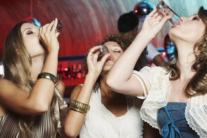 Zhenite veche piyat naravno s mazhete