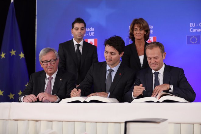 Zhan klod yunker i dzhastin tryudo podpisvat targovskiya pakt seta