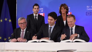 Жан-Клод Юнкер и Джъстин Трюдо подписват търговския пакт СЕТА