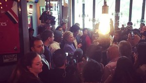 Хилари Клинтън във фенклуба на "Арсенал" в Маями