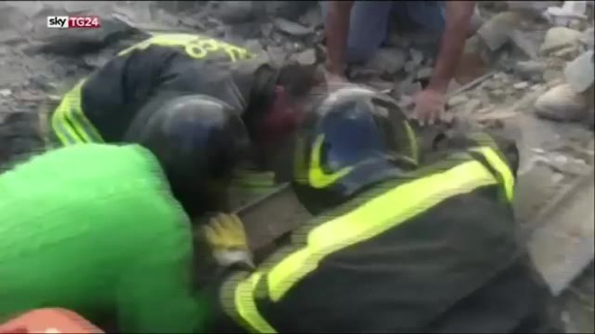 Спасителните служби в Италия спасяват момиченце 24 часа след земетресение