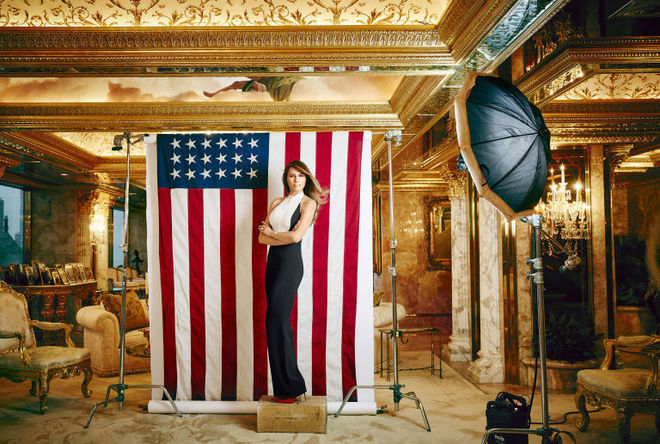 Мелания Тръмп пред американското знаме