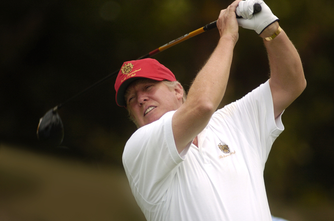 Доналд Тръмп играе голф