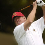 Доналд Тръмп играе голф