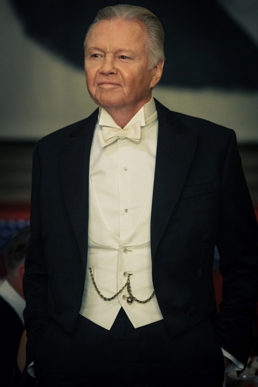 Джон Войт като Хенри Шоу-старши