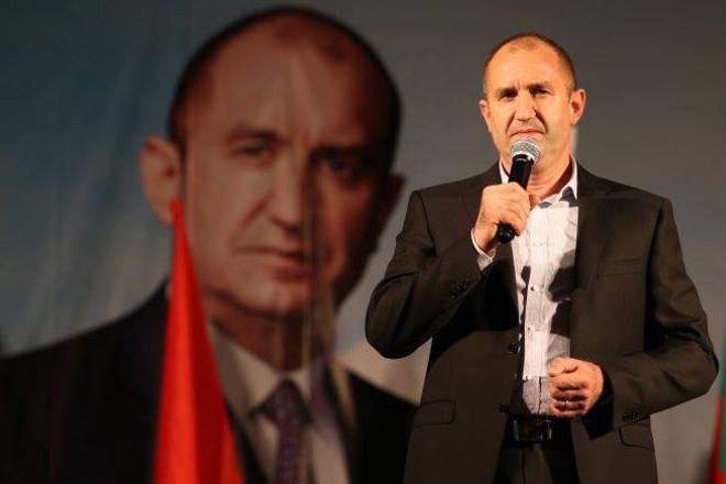 Rumen radev po vreme na kandidatprezidentskata kampaniya