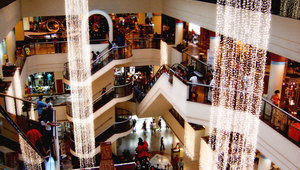 Празнично украсен мол