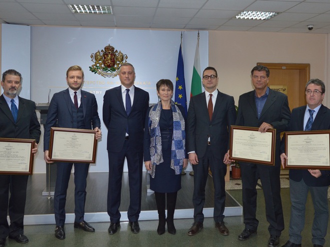 Министърът на икономиката връчва сертификати за инвестиция клас "А" на три фирми