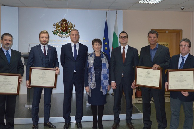 Ministarat na ikonomikata vrachva sertifikati za investitsiya klas a na tri firmi