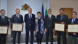 Министърът на икономиката връчва сертификати за инвестиция клас "А" на три фирми