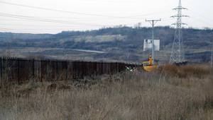 Част от оградата на бежанския лагер в Харманли