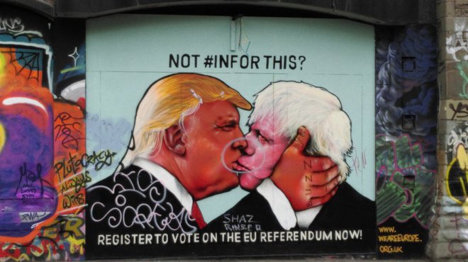 Популярният графит срещу Brexit - целувка между Борис Джонсън и Доналд Тръмп