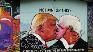 Популярният графит срещу Brexit - целувка между Борис Джонсън и Доналд Тръмп
