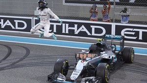 Нико Розберг изскача от болида си след титлата