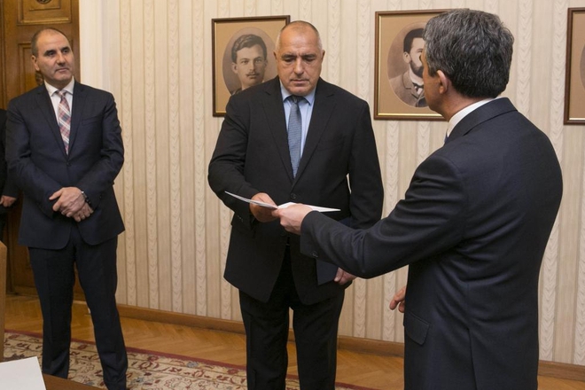 Борисов получава - и връща - мандата за съставяне на правителство