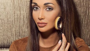 Иранският модел Елназ Голрок