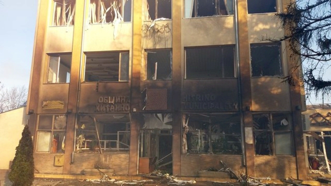 Сградата на общината в Хитрино след взрива