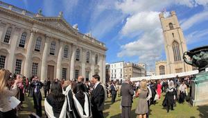 Завършване на студенти в Кеймбриджкия университет