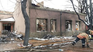 Полуразрушена сграда в Хитрино