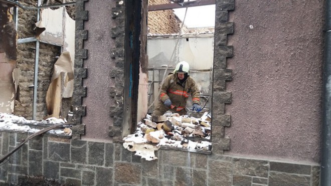Пожарникари и спасители продължават работа в Хитрино