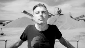 Дарън Емерсън в черно-бяло