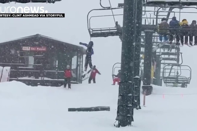 Chovek visi na lifta zakachen na ranitsa