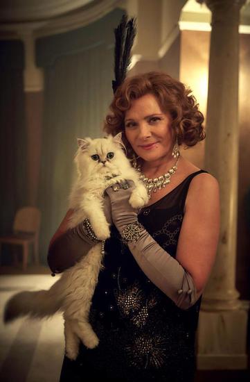 Ким Катрал като героиня на Агата Кристи, с котка